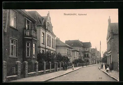 AK Neumünster, Mühlenhof-Strasse mit Anwohnern