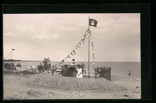 Foto-AK Strandburg mit Schriftzug aus Muscheln Wiedenburg