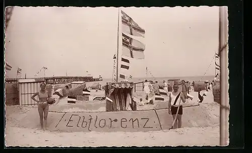 Foto-AK Strandburg mit Schriftzug aus Muscheln Elbflorenz, Reichskriegsflagge