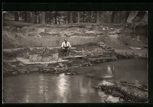 Foto-AK Erbauer inmitten seiner Sandplastiken