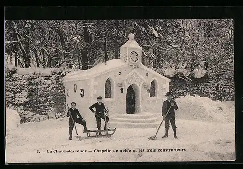 AK La Chaux-de-Fonds, Chapelle de neige et ses trois constructeurs, Eisplastik in Form einer Kapelle