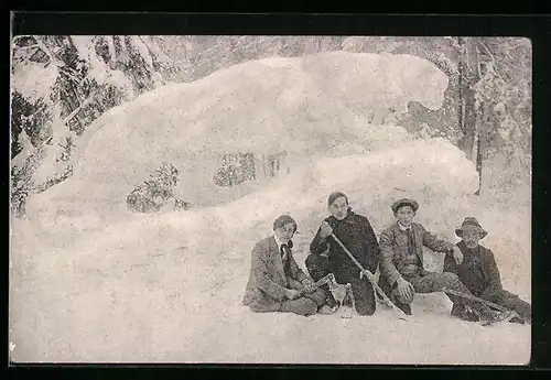 AK La Chaux-de-Fonds, Tigre à l`affut, Eisplastik in Gestalt eines Tigers
