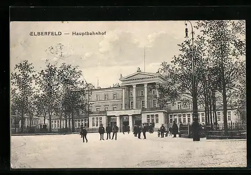 AK Elberfeld, Hauptbahnhof mit Passanten