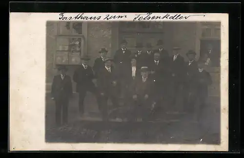 Foto-AK Schlitz, Gasthaus zum Felsenkeller, Treffen der Herren im Jahre 1913