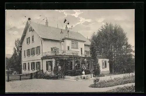 AK Bad Boll, Hof, Gebäudeansicht mit zwei Damen und Anlagen