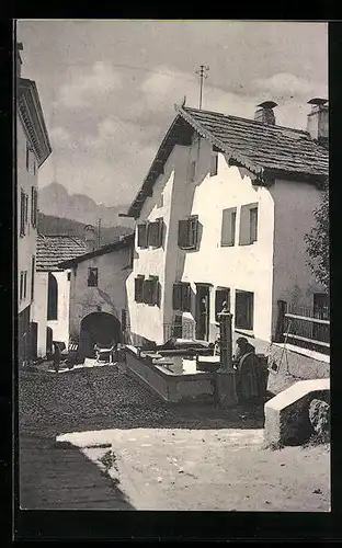 AK Pontresina, Alte Strasse mit Brunnen