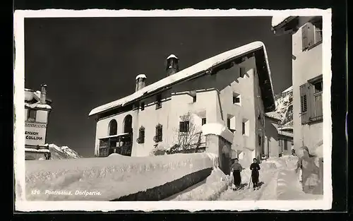 AK Pontresina, Dorfpartie mit Pension Collina und Skifahrern