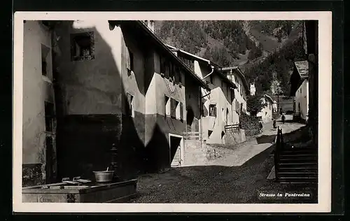 AK Pontresina, Strassenpartie mit Brunnen