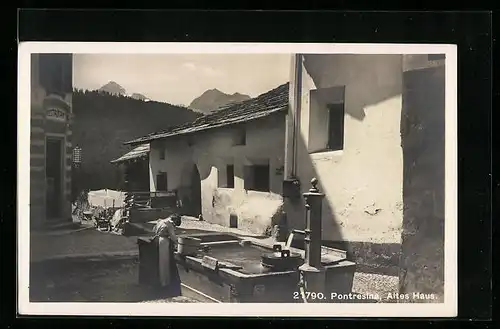 AK Pontresina, Altes Haus mit Brunnen