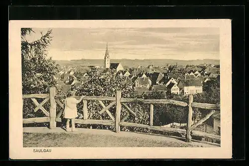 AK Saulgau, Kleinkind blickt von einem Aussichtspunkt auf den Ort