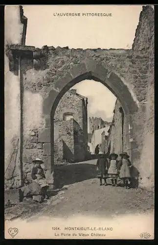 AK Montaigut-le-Blanc, La Porte du Vieux Chateau