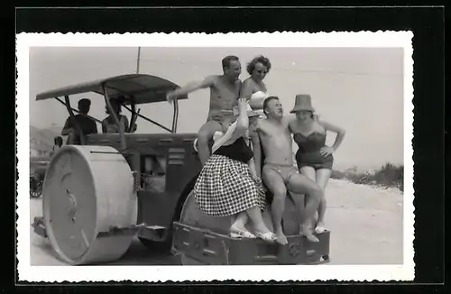 Foto-AK Urlauber auf einer Strassenwalze
