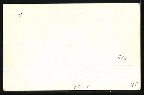 AK Männer vor der Abfahrt an einem Reisebus stehend