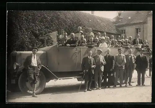 AK Offener Omnibus mit einer Reisegesellschaft vor einem Haus