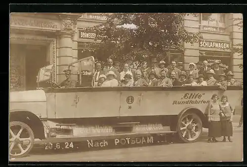 AK Männer und Frauen im Reisebus der Elite Rundfahrten auf der Fahrt nach Potsdam