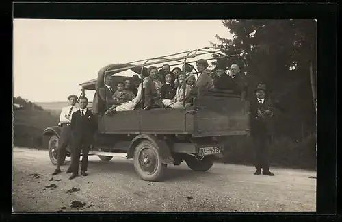 AK Leute beim Transport auf einem LKW