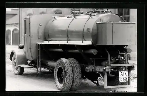 AK Lastkraftwagen mit einem Tank für Flüssiges