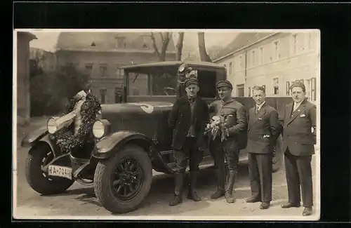 AK Männer an einem geschmückten Lastkraftwagen