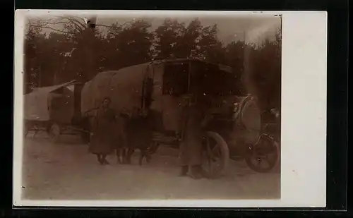 AK Familie an ihrem Lastkraftwagen mit Hänger
