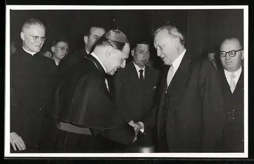 AK Adenauer wird von Geistlichen begrüsst
