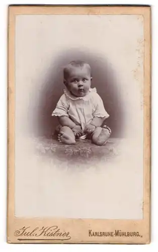 Fotografie Jul Kistner, Karlsruhe-Mühlburg, Marktstr. 1, Portrait süsses Baby im weissen Hemdchen