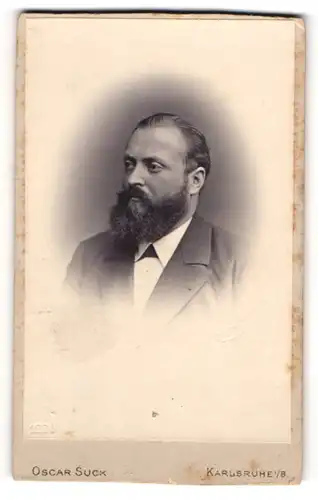 Fotografie Oscar Suck, Karlsruhe i. B., Kaiserstr. 223, Portrait stattlicher Herr mit Vollbart