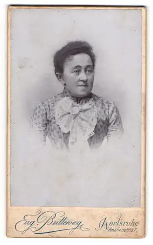 Fotografie Eugen Butteweg, Karlsruhe, Amalienstr. 37, Portrait hübsche Dame mit Rüschen am Blusenkragen