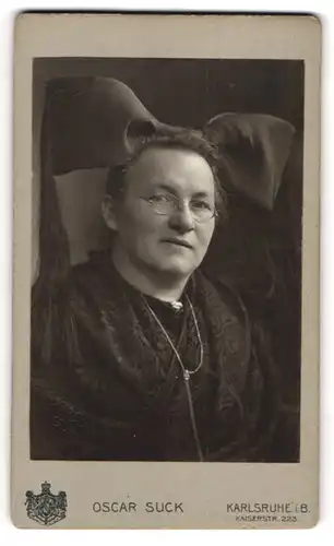 Fotografie Oscar Suck, Karlsruhe i. B., Kaiserstr. 223, Portrait hübsche Dame in Tracht