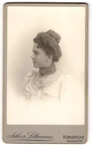 Fotografie Arthur Littmann, Karlsruhe, Kaiserstr. 243, Portrait brünette Schönheit mit Dutt und Perlenhalskette