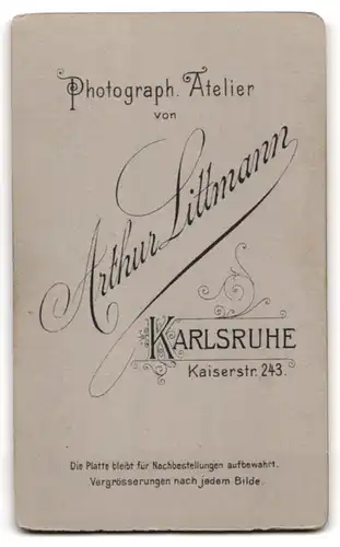 Fotografie Arthur Littmann, Karlsruhe, Kaiserstr. 243, Portrait brünette Schönheit mit Dutt und Perlenhalskette