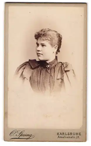 Fotografie O. Spring, Karlsruhe, Amalienstr. 37, Portrait schönes Fräulein in gerüschter Bluse