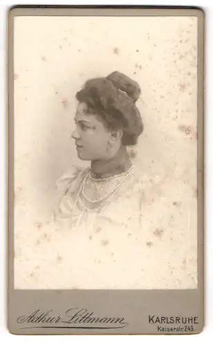 Fotografie Arthur Littmann, Karlsruhe, Kaiserstr. 223, Portrait brünette Schönheit mit Dutt