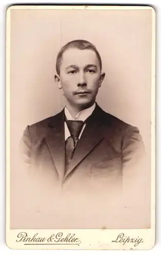 Fotografie Pinkau & Gehler, Leipzig, Turnerstr. 11, Portrait junger Mann charmant in Krawatte und Jackett