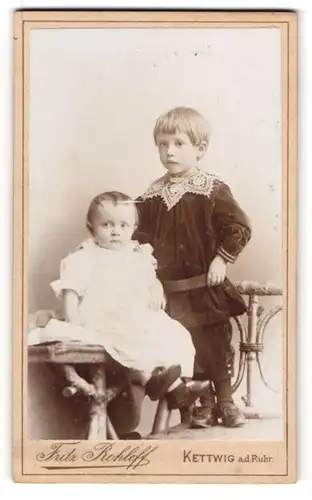 Fotografie Fritz Rohleff, Kettwig a. d. Ruhr, niedliches Kinderpaar in hübscher Kleidung