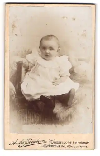 Fotografie Anton Siebenborn, Düsseldorf, Benratherstr., Portrait niedliches Kleinkind im weissen Kleidchen