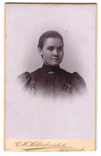 Fotografie C. M. Hellenbroich, Düsseldorf, Schadowstr. 76, Portrait bildschönes Fräulein mit Brosche am Blusenkragen