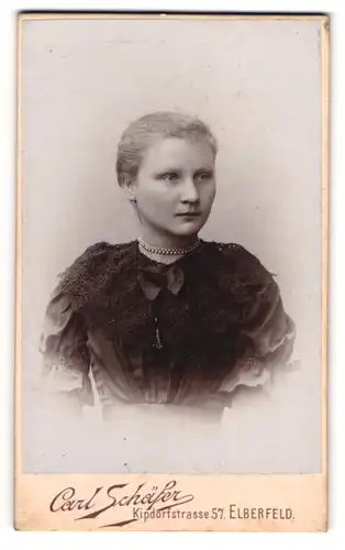 Fotografie Carl Schäfer, Elberfeld, Kipdorfstr. 57, Portrait blondes Fräulein mit Halskette in schwarzer Bluse