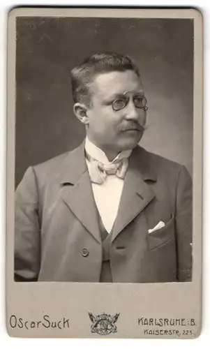 Fotografie Oscar Suck, Karlsruhe i. B., Kaiserstr. 223, Portrait stattlicher Herr mit Zwicker und Schnurrbart
