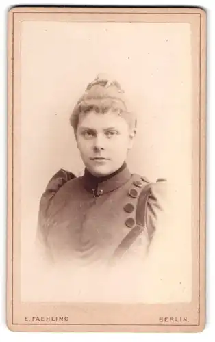 Fotografie E. Faehling, Berlin, Leipziger Str. 63, Portrait blondes Fräulein mit Dutt