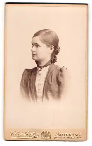 Fotografie Selle & Kuntze, Potsdam, Schwertfegerstr. 14, Portrait hübsches Mädchen mit Brosche am Blusenkragen