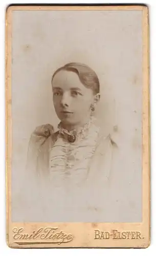 Fotografie Emil Tietze, Bad Elster, Portrait schöne junge Frau in gerüschter Bluse
