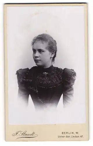 Fotografie Julius Staudt, Berlin, Unter den Linden 47, Portrait hübsches Fräulein in prachtvoll gerüschter Bluse