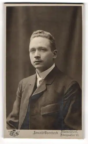 Fotografie Arnold Overbeck, Düsseldorf, Königsallee 43, Portrait junger Mann charmant im Jackett