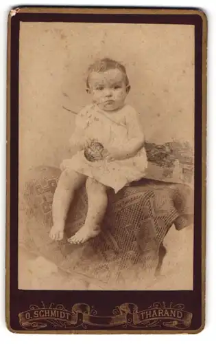 Fotografie O. Schmidt, Tharand, süsses Kleinkind hält einen Ball in der Hand
