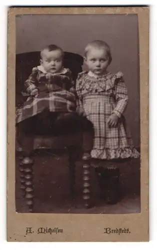 Fotografie A. Michelsen, Bredstedt, Portrait niedliches Kinderpaar in hübscher Kleidung