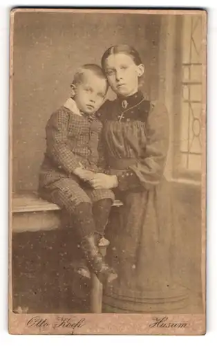 Fotografie Otto Koch, Husum, Süderstr. 152, Portrait niedliches Kinderpaar in hübscher Kleidung