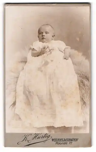 Fotografie Karl Hurtig, Wilhelmshaven, Roonstr. 17, Portrait Baby im weissen Taufkleidchen