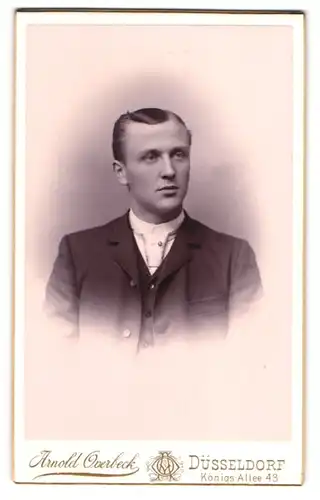 Fotografie Arnold Overbeck, Düsseldorf, Königsallee 43, Portrait charmanter junger Mann im Jackett