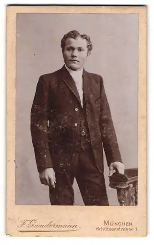 Fotografie F. Gundermann, München, Schützenstr. 1, Portrait stattlicher junger Mann im Anzug