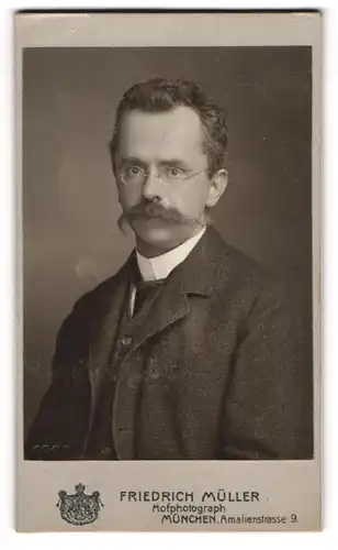 Fotografie Friedrich Müller, München, Amalienstr. 9, Portrait stattlicher Herr mit Brille und Schnurrbart